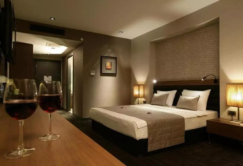 Suite Familiar, Rys