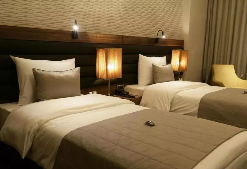 Suite Familiar, Rys