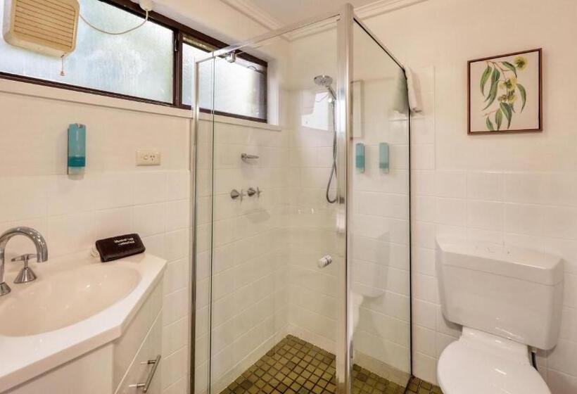 חדר משפחתי, Motel Meneres