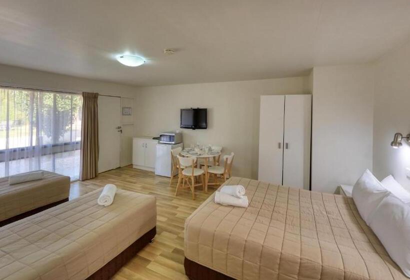 חדר משפחתי, Motel Meneres