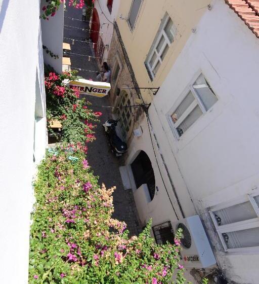 Standard Neljän Hengen Huone Parveke, Araçatı Pansiyon