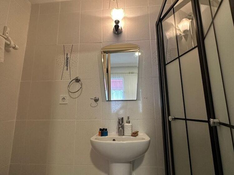 Camera Standard, Monat Otel Hacimemis