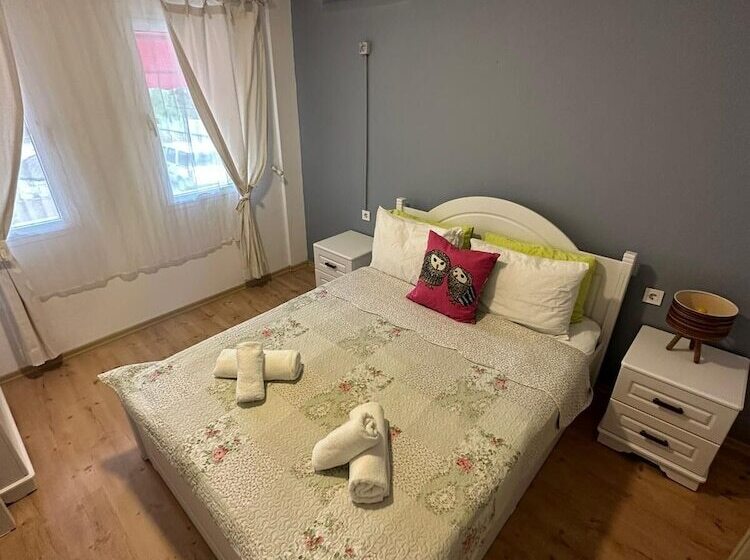 Camera Standard, Monat Otel Hacimemis