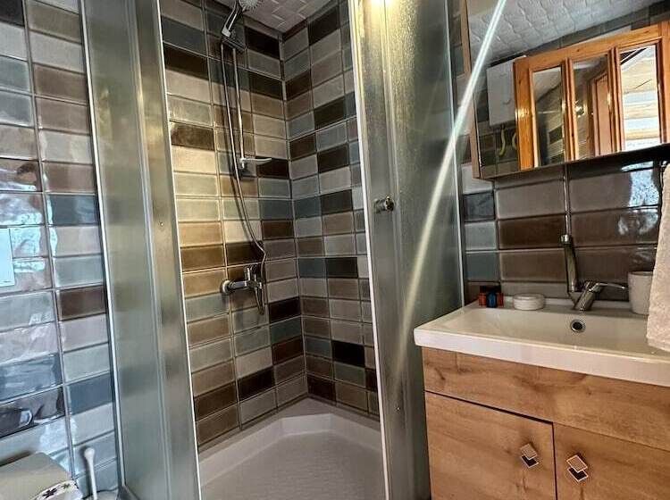 Camera Standard, Monat Otel Hacimemis