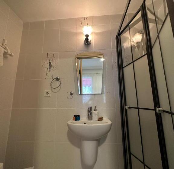 Camera Standard, Monat Otel Hacimemis