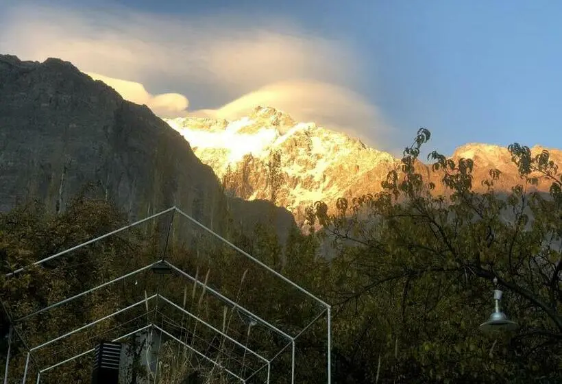 اتاق لوکس, Grapes Garden Resort Hunza
