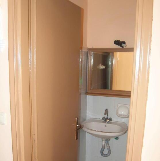 استودیو استاندارد با چشمانداز استخر, Eugenia