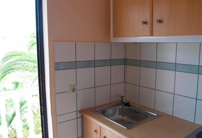 استودیو استاندارد با چشمانداز استخر, Eugenia