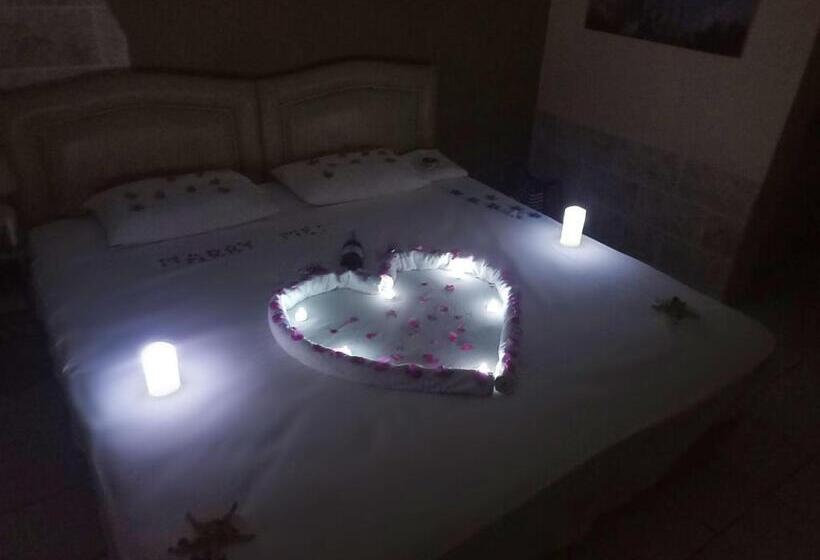 استودیو استاندارد با چشمانداز باغ, Eugenia