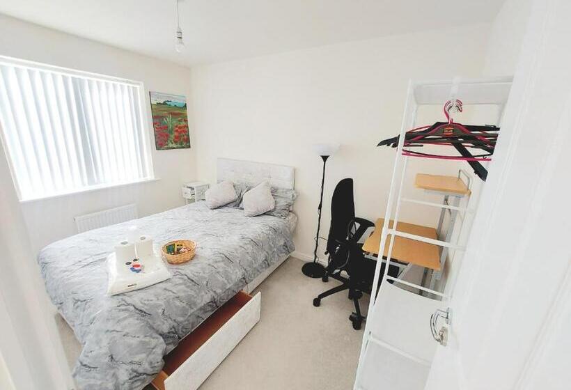 스탠다드 룸, Room In Guest Room   Double Room, Full Kitchen, Smart Tv, Shared Bathroom In 3 Bed Home