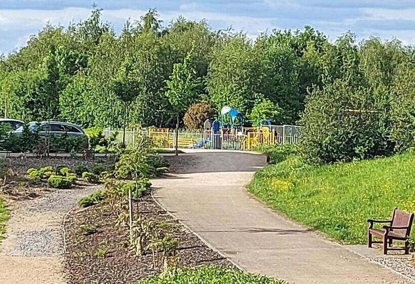 스탠다드 룸, Room In Guest Room   Double Room, Full Kitchen, Smart Tv, Shared Bathroom In 3 Bed Home