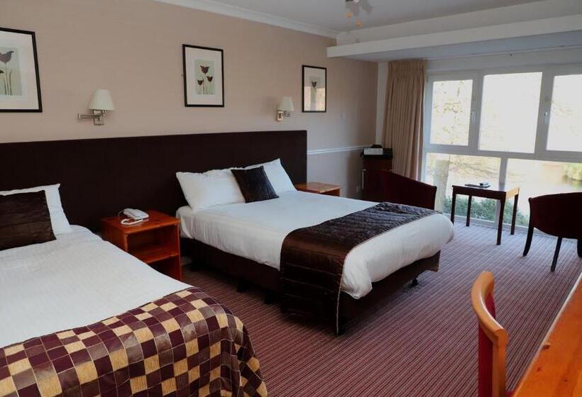 غرفة عائلية, Inn On The Lake