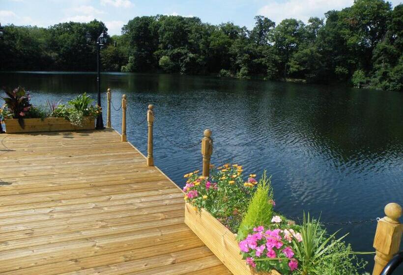 غرفة عائلية, Inn On The Lake