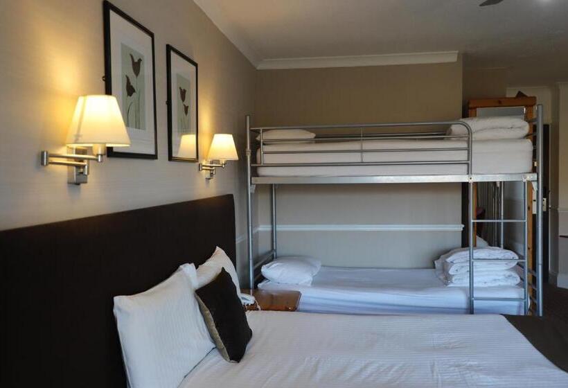 غرفة عائلية, Inn On The Lake