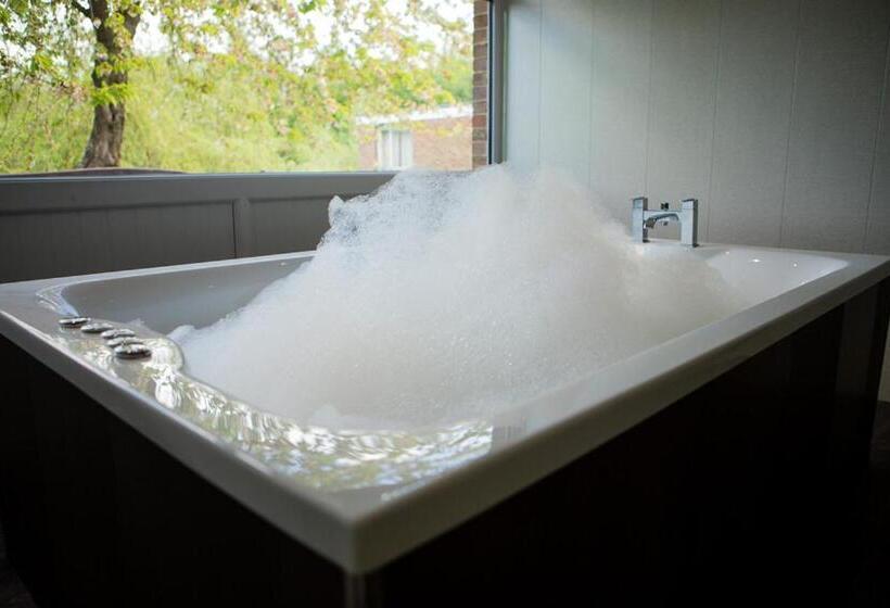 جناح, Inn On The Lake