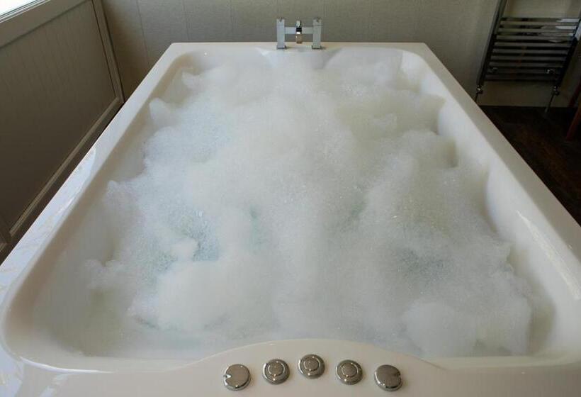 جناح, Inn On The Lake