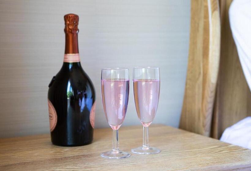 جناح, Inn On The Lake