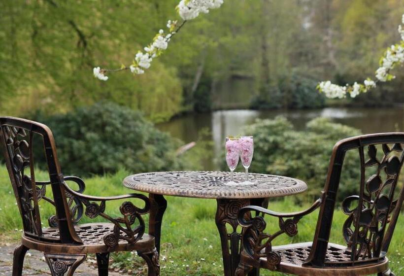 جناح, Inn On The Lake