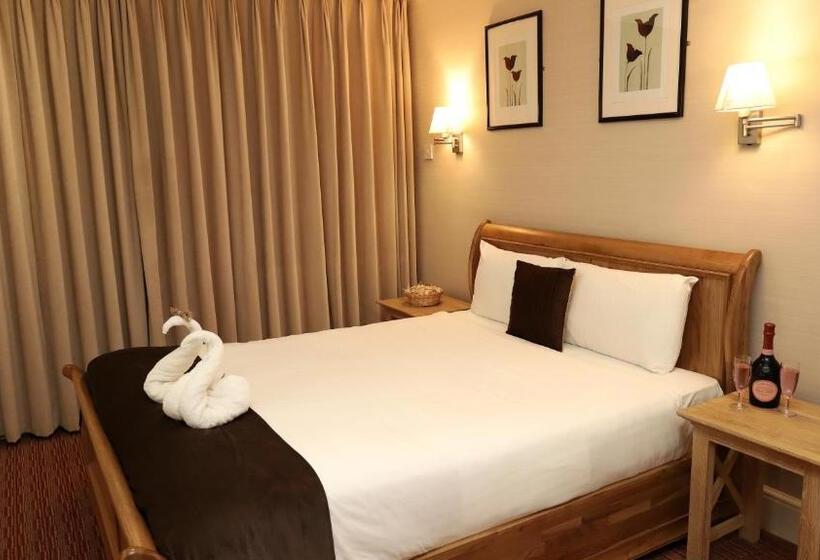 جناح, Inn On The Lake