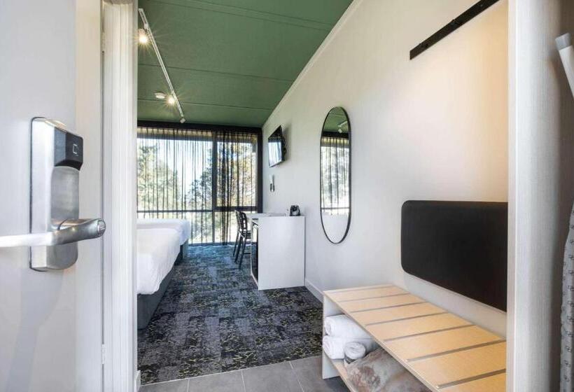 חדר סטודיו סטנדרד, Nightcap At Morwell