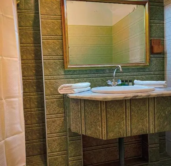 اتاق لوکس, Rock City Resort
