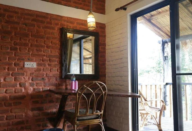 اتاق خانوادگی, Sarang Wildlife Sanctuary