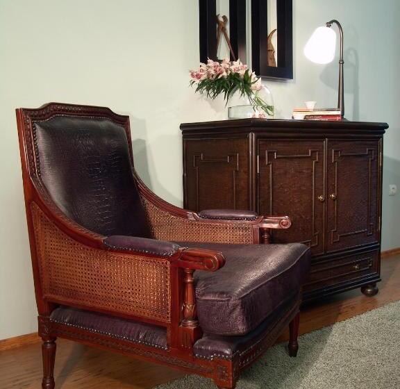 수피리어 룸, Aloni