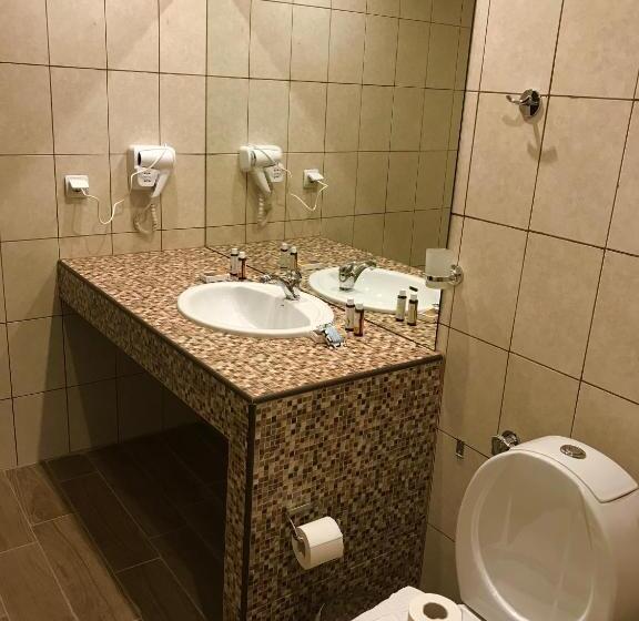 주니어 스위트, Aloni