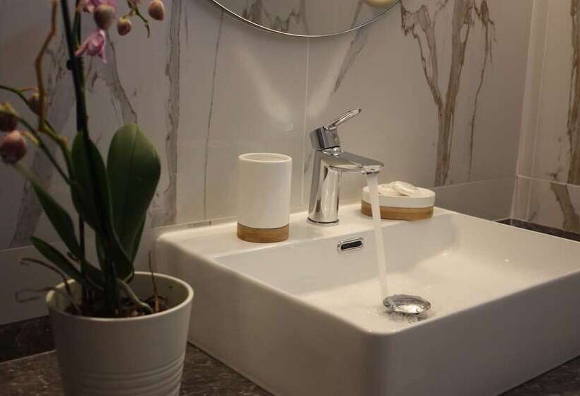 스탠다드 룸, Cariatis