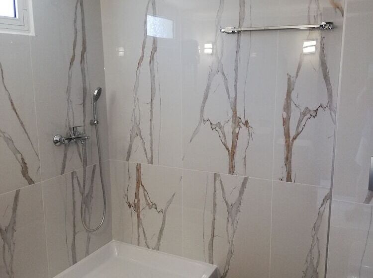 스탠다드 트리플 룸, Cariatis