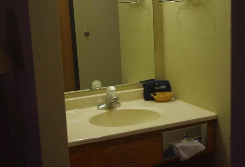 Студия Deluxe, Selby Motel