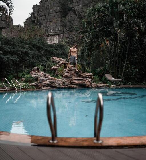 اتاق خانوادگی با چشم‌انداز کوه, Mua Caves Ecolodge