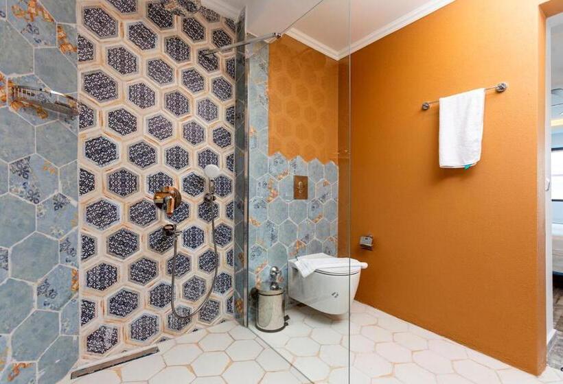 סוויטה עם ג'קוזי, Payam