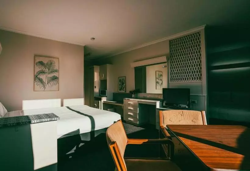 اتاق خانوادگی, Parklane Motel