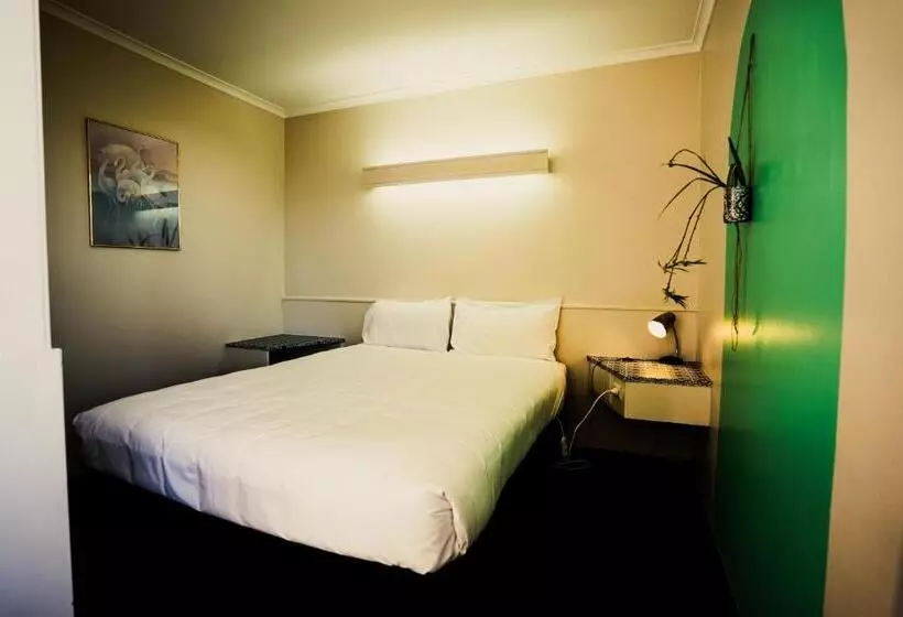 اتاق خانوادگی, Parklane Motel