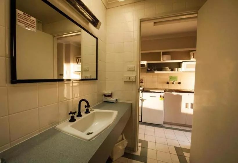 آپارتمان خانوادگی, Parklane Motel