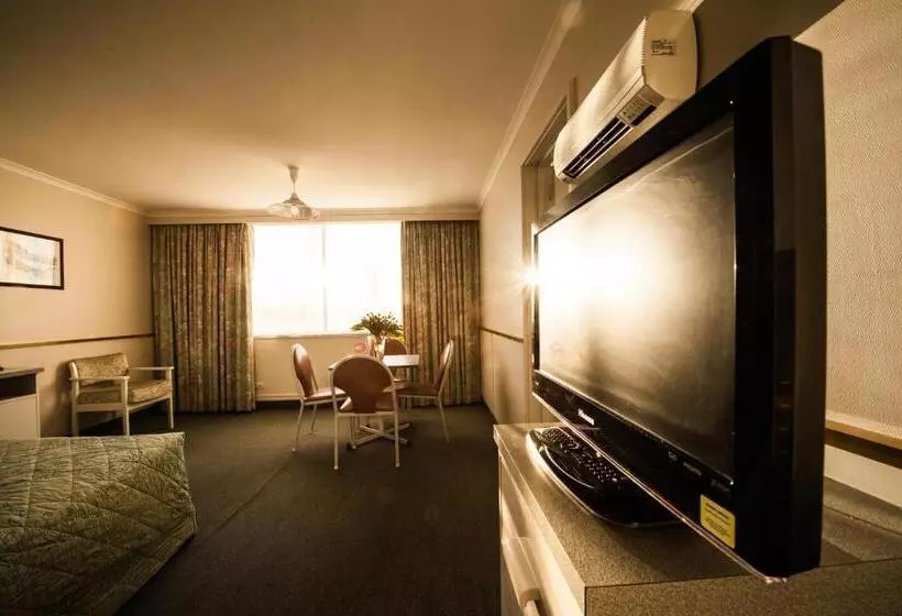 آپارتمان خانوادگی, Parklane Motel
