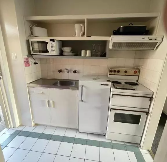 آپارتمان خانوادگی, Parklane Motel