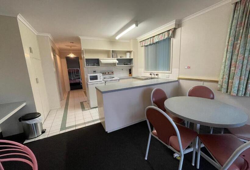 家庭套房, Parklane Motel