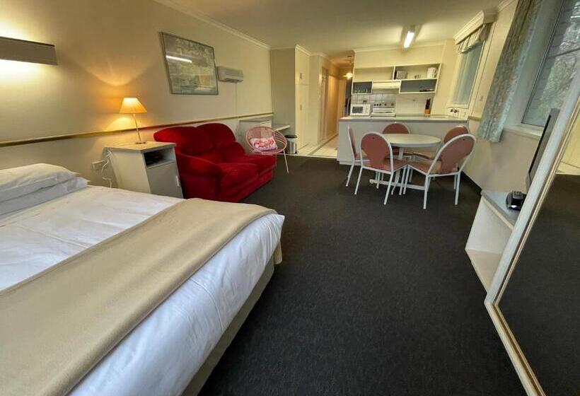 家庭套房, Parklane Motel