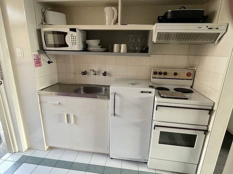 家庭套房, Parklane Motel