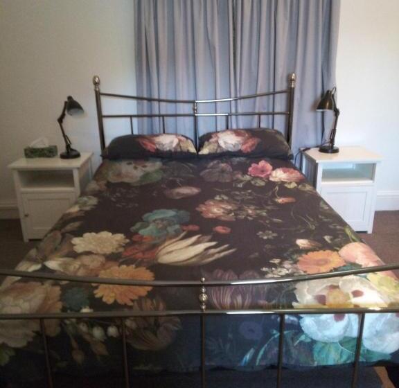 جناح ديلوكس, Old Colony Inn