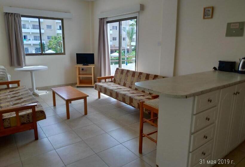 آپارتمان خانوادگی, Maricosta Apartments