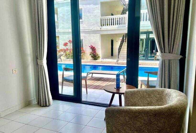 带泳池观景的豪华房, Mary Beach Hotel & Resort
