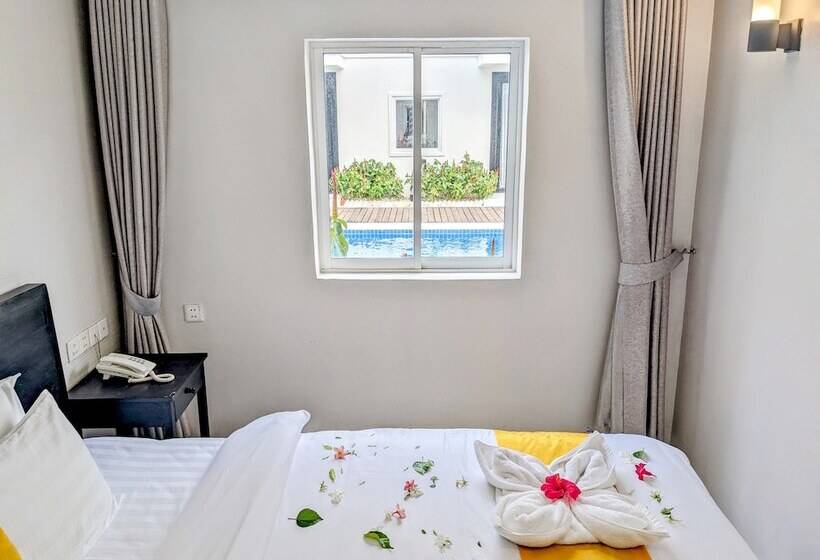 带泳池观景的豪华房, Mary Beach Hotel & Resort
