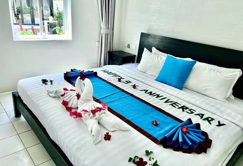 带泳池观景的豪华房, Mary Beach Hotel & Resort