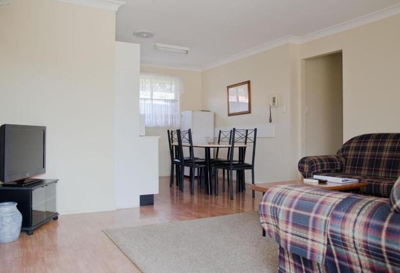 דירת שלושה חדרים, Baybrook Motor Inn