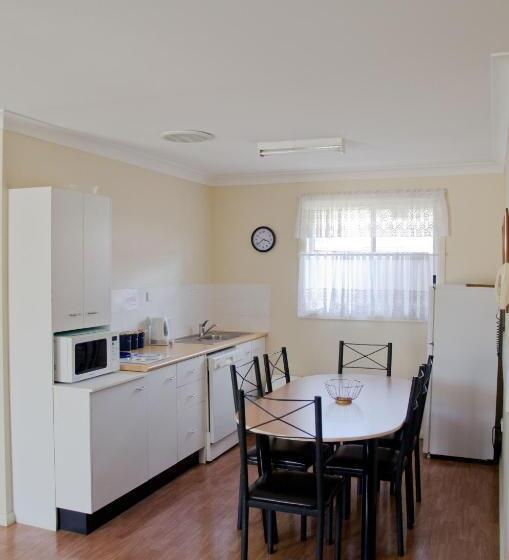 דירת שלושה חדרים, Baybrook Motor Inn