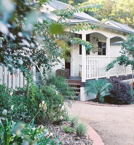 キャビン, Bangalow Guesthouse