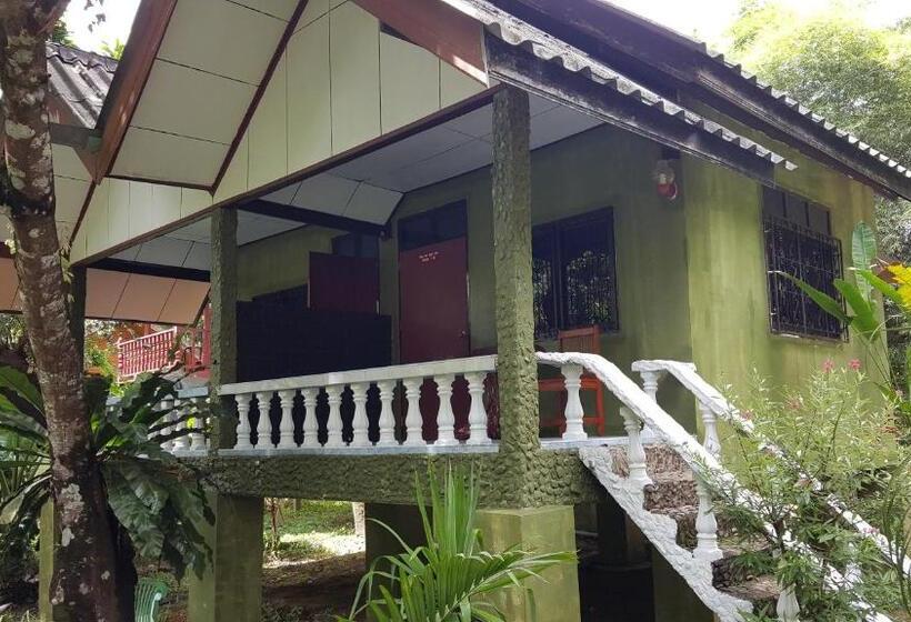 Четырехместный Номер Стандарт Вид на Сад, Khao Sok Jungle Huts Resort